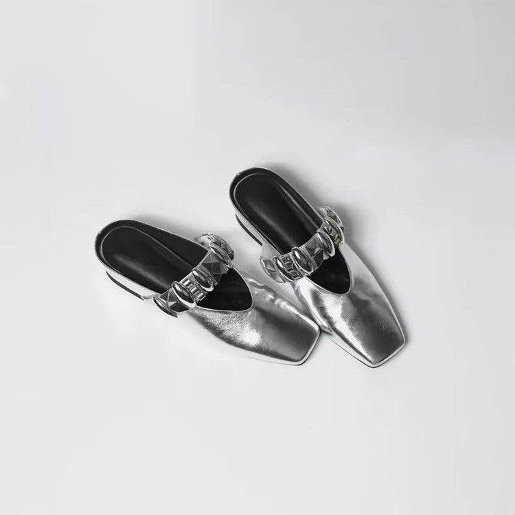 Damen Mules mit glamourösen Nieten und glänzender Oberfläche