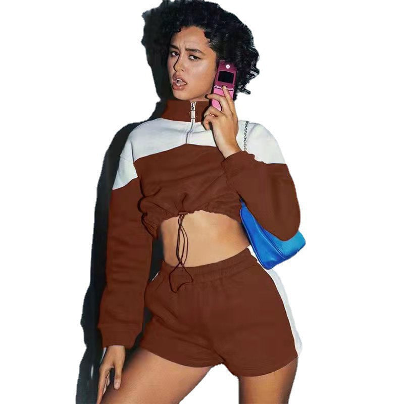 Damen modernes Sportoberteil mit kurzem Schnitt und dazu passender Shorts R&B
