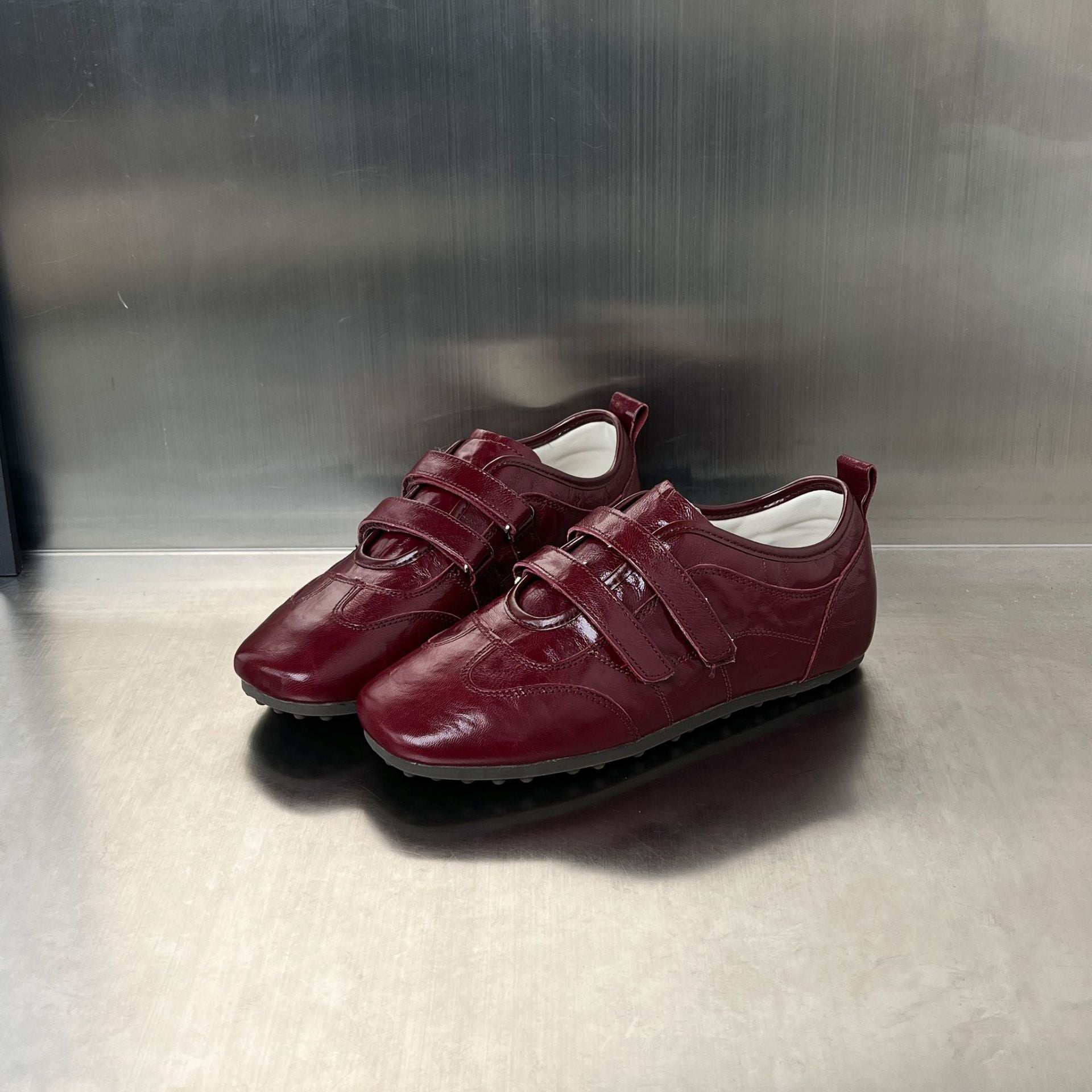 Damen Sneaker mit praktischem Klettverschluss und glänzender Oberfläche R&B