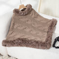 Damen kuschelige Strick-Poncho mit weichem Kunstfellbesatz und Zopfmuster
