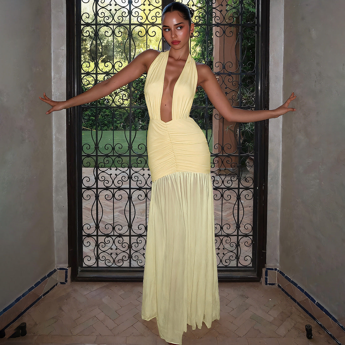 Damen Elegantes Maxikleid mit tiefem V-Ausschnitt und raffinierten Raffungselementen R&B