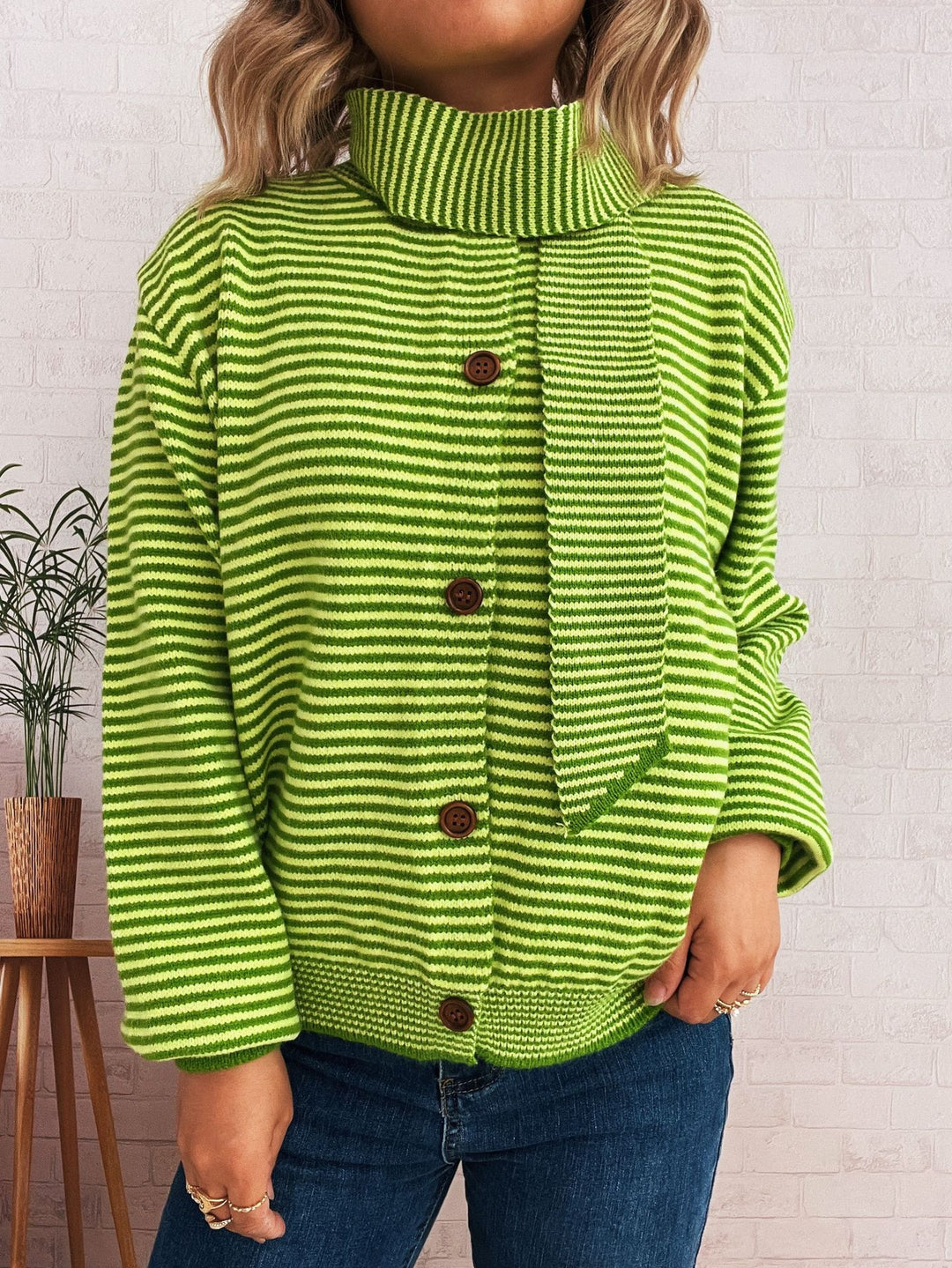 Damen gestreifte Strickjacke mit modernem Kragen und Knopfverschluss R&B