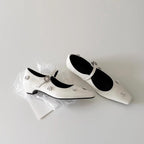 Damen Ballerina-Schuhe mit verziertem Riemen und glänzenden Applikationen