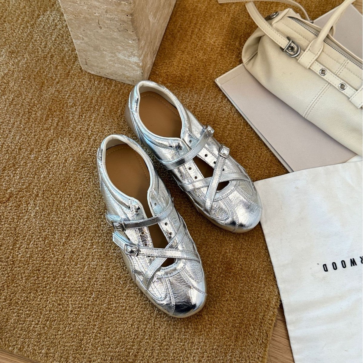 Damen modische und glänzende Sneakers mit verstellbaren Riemen und komfortablem Fußbett