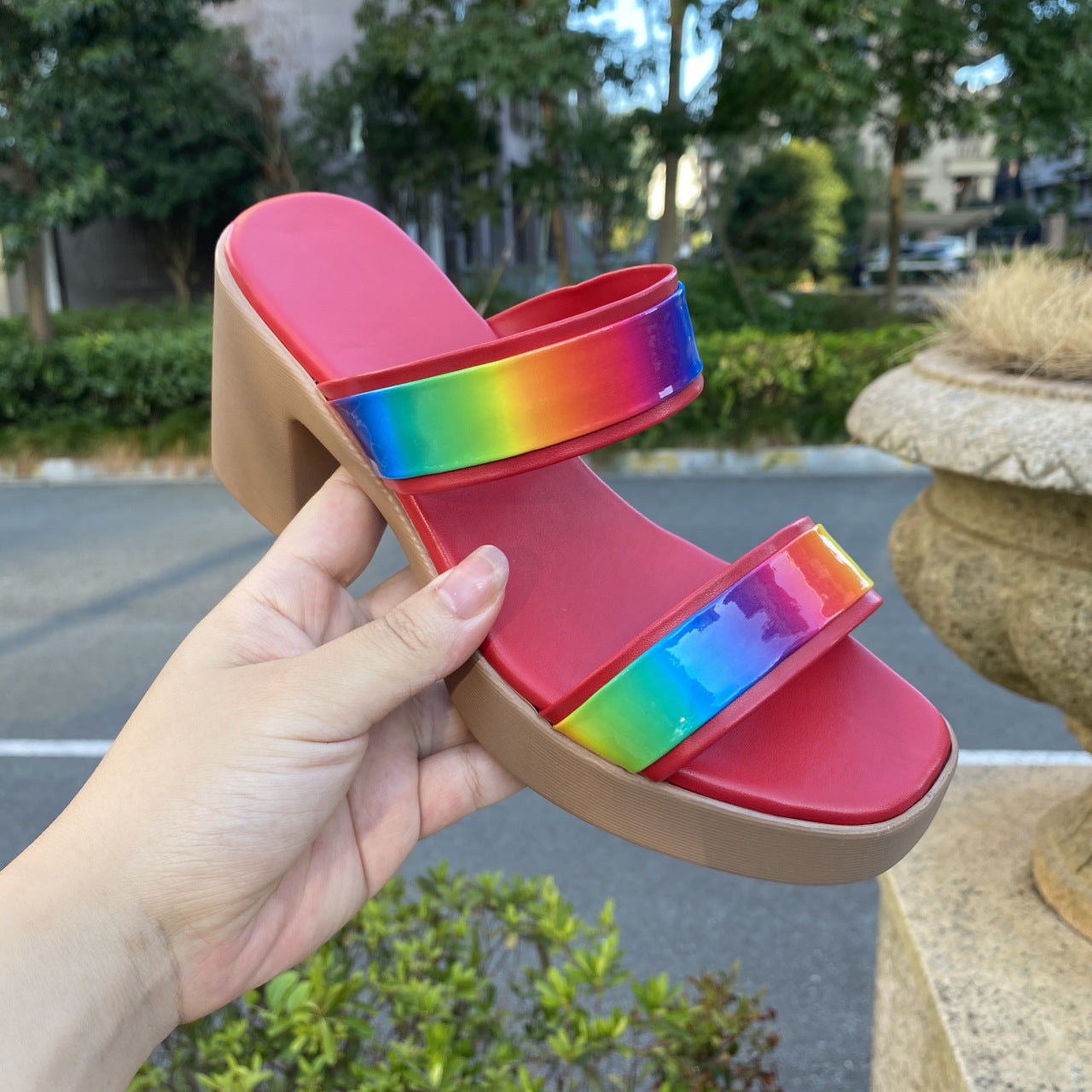 Damen Plateau-Sandalen mit regenbogenfarbenem Glanz und bequemem Absatz R&B