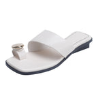 Damen elegante Zehentrenner-Sandalen mit geschwungenem Riemendesign und exklusivem Metallakzent R&B