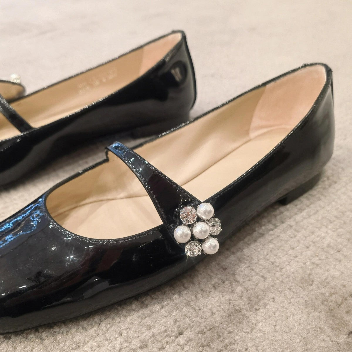 Damen Ballerina-Schuhe mit elegantem Riemendesign und dekorativem Strass-Detail