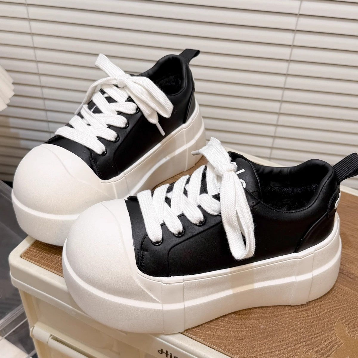 Damen Plattform Sneakers mit trendiger Gummi-Laufsohle und markantem Obermaterial R&B