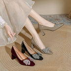 Damen Elegante Pumps mit glanzvollem Riemen und funkelndem Schleifenakzent