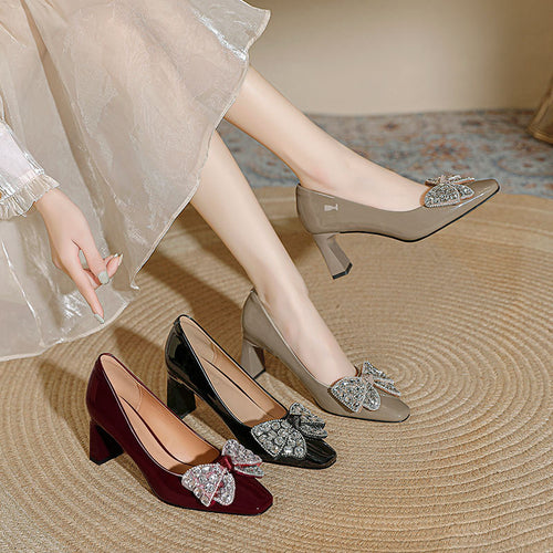 Damen Elegante Pumps mit glanzvollem Riemen und funkelndem Schleifenakzent R&B