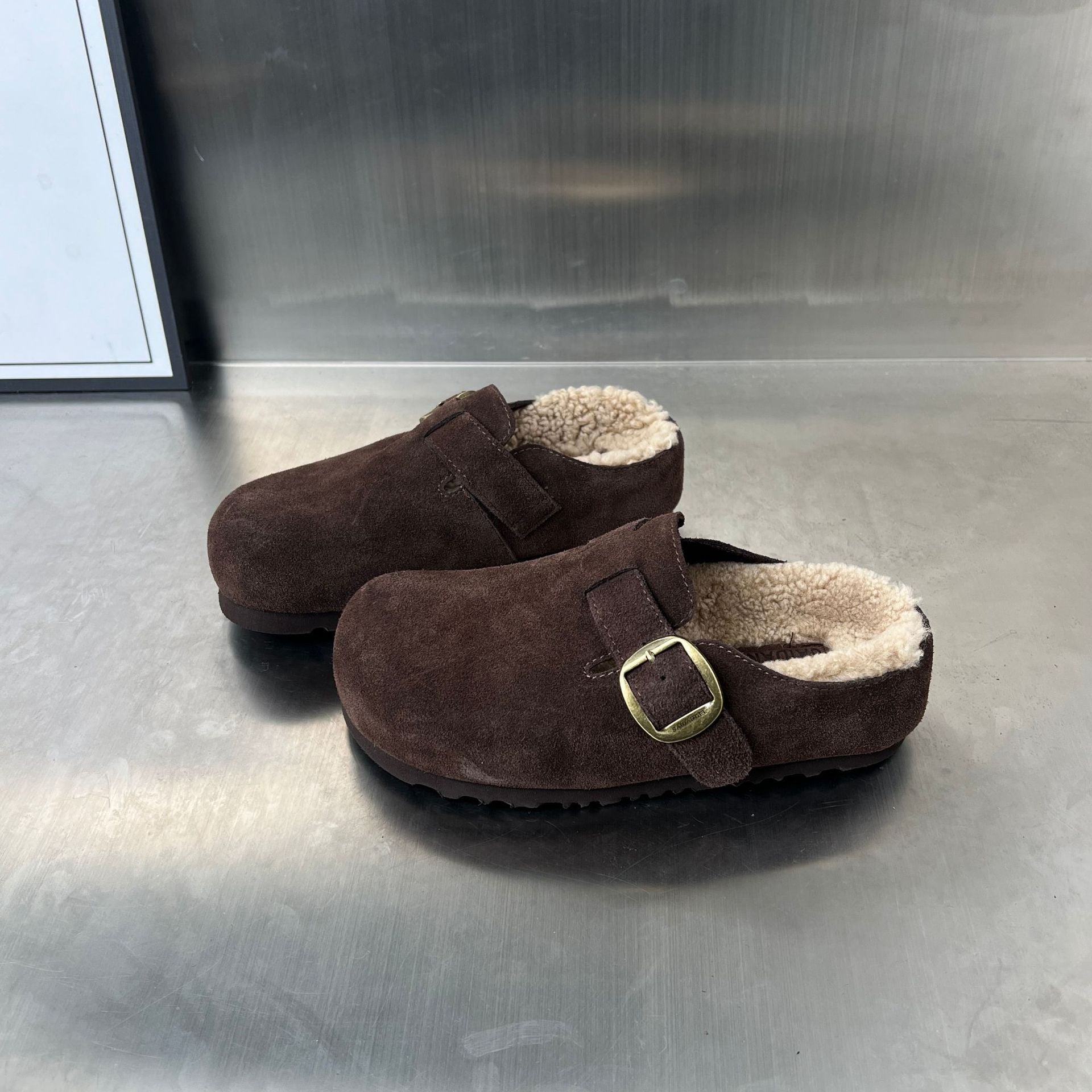 Damen Komfortable Suede Clogs mit weichem Innenfutter und dekorativer Schnalle R&B