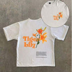 Damen T-Shirt mit künstlerischem floralem Druck und verspieltem Schriftzug R&B