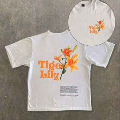 Damen T-Shirt mit künstlerischem floralem Druck und verspieltem Schriftzug R&B