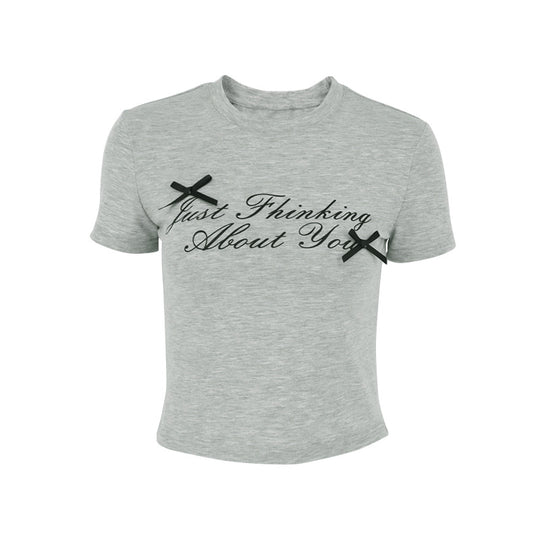 Damen cropped T-Shirt mit einzigartigem Schriftzug und lässigem Schnitt R&B