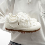 Damen Sneakers mit verspielter Spitze und innovativem Schnürsystem