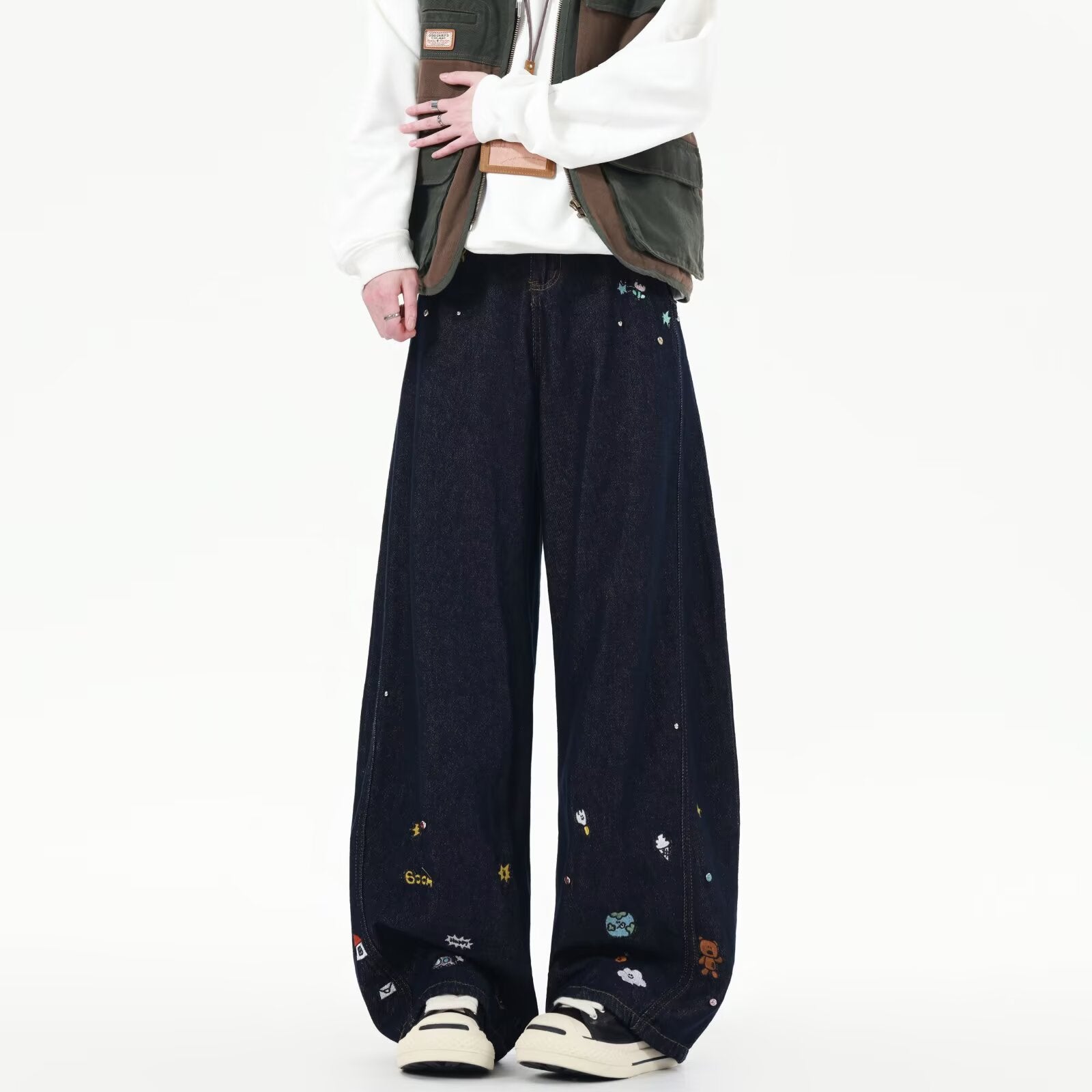 Damen Weit geschnittene Jeans mit bunten Stickereien