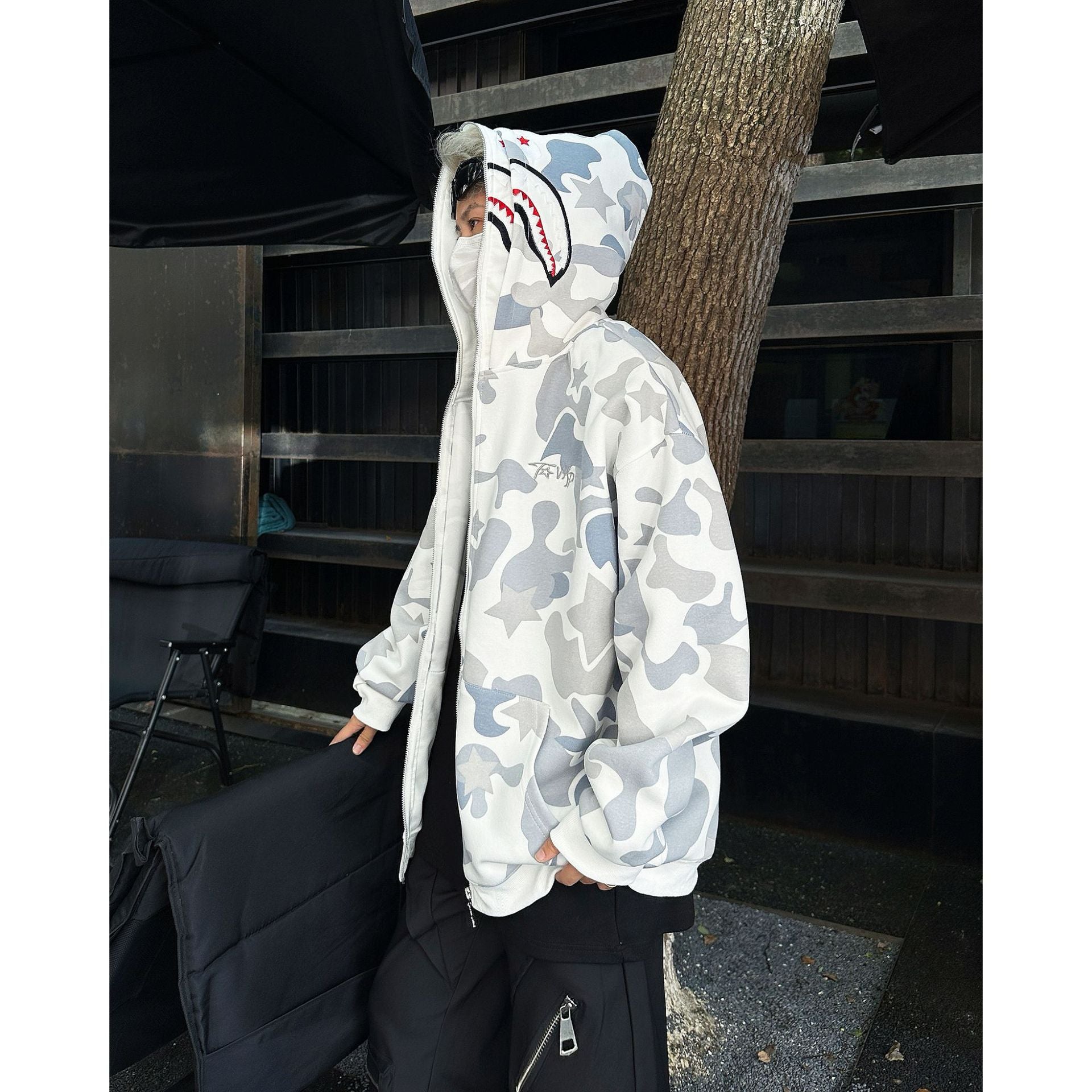 Damen Kapuzenpullover mit einzigartigem Camouflage-Design und aufwendiger Stickerei