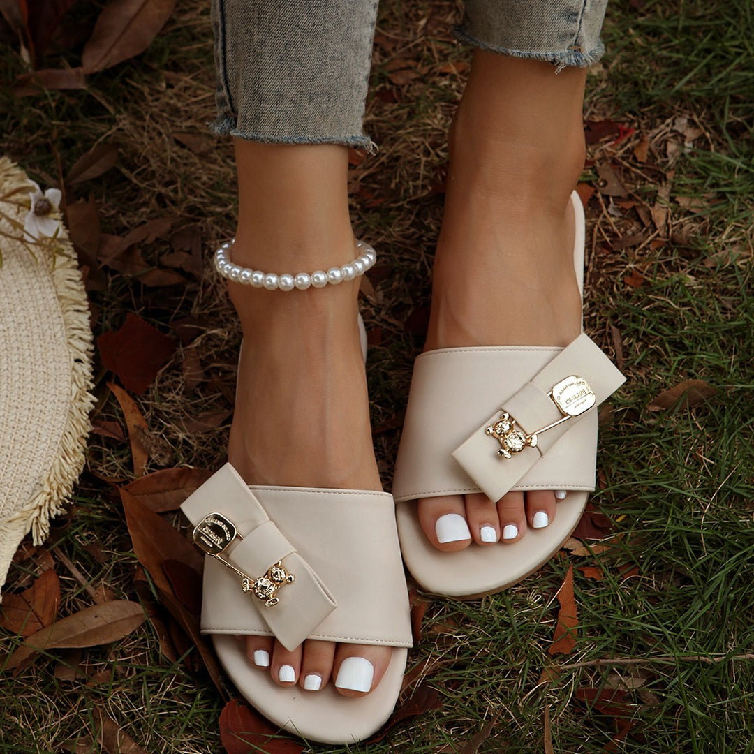 Damen elegante Slip-On Pantoletten mit verschnürtem Riemen und dekorativem Accessoire R&B