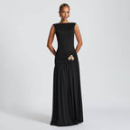 Damen elegantes bodenlanges Abendkleid mit raffinierten Fältchen und dekorativer Brosche R&B