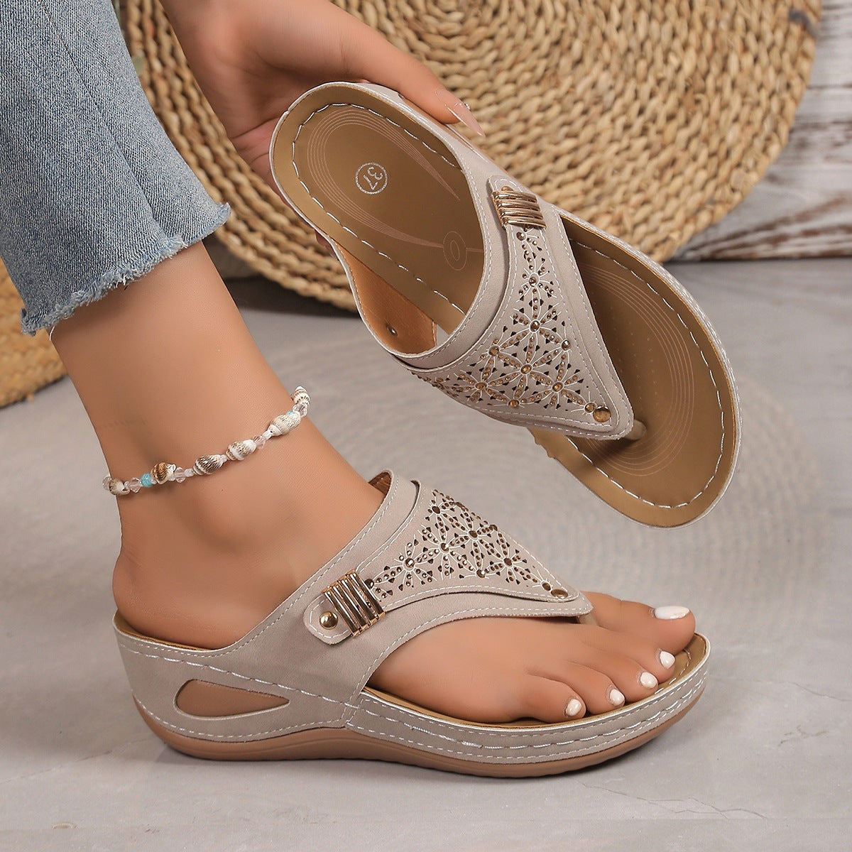 Damen Bequeme Zehentrenner-Sandalen mit Perlenschmuck und anatomischem Fußbett R&B