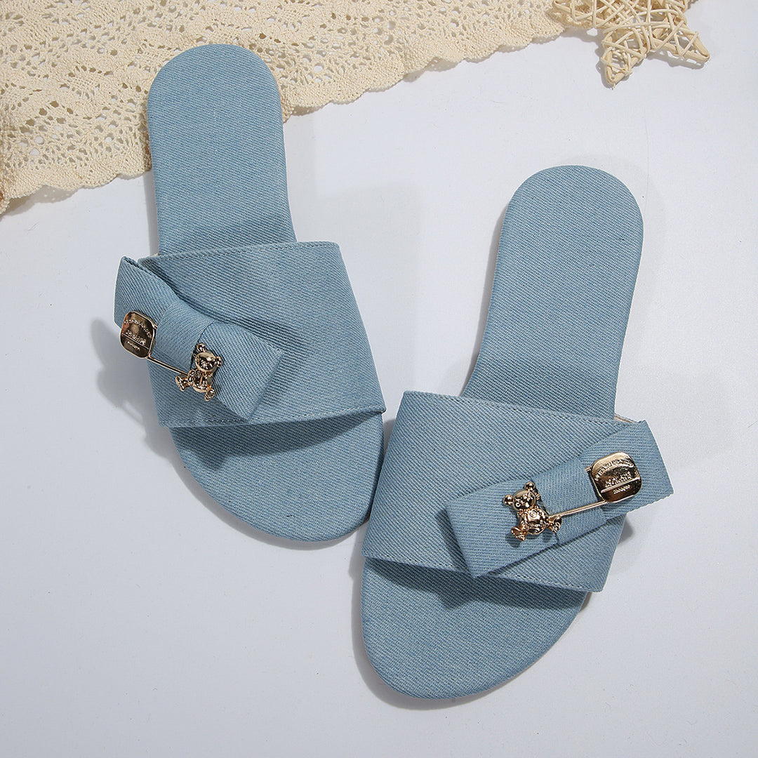 Damen elegante Slip-On Pantoletten mit verschnürtem Riemen und dekorativem Accessoire R&B