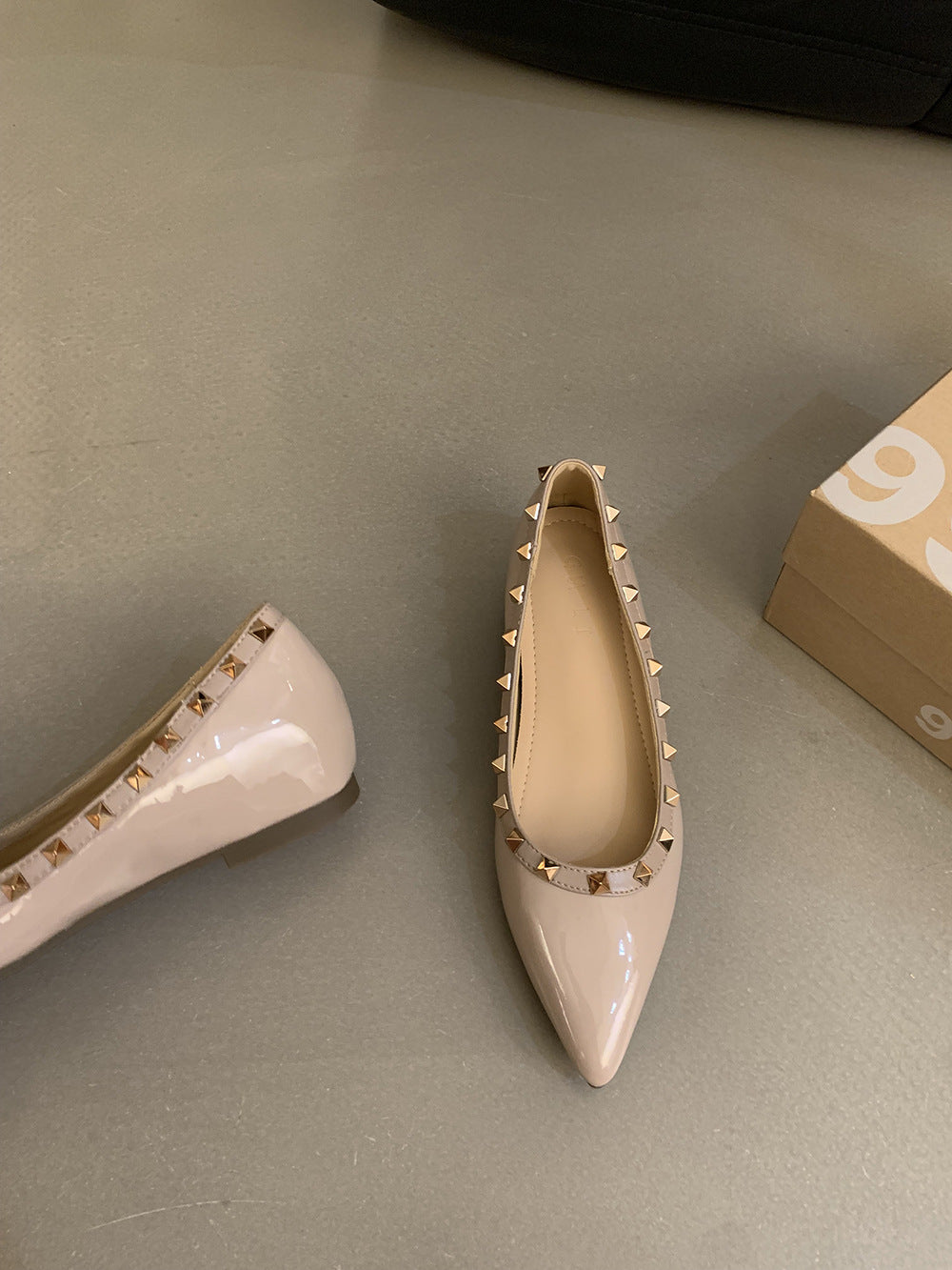 Damen elegante Ballerinas mit modischen Nietenakzenten und komfortabler Innensohle R&B