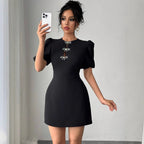 Damen nan kurzes Cocktailkleid mit voluminösen Puffärmeln, Brust-Schlitz und Strass-Clipverschluss R&B