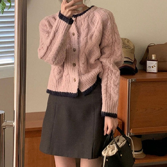 Damen gemütliche Strickjacke mit elegantem Zopfmuster und kontrastierenden Abschlüssen R&B