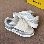 Damen Sneakers mit glänzendem Obermaterial und bequemer Schnürung R&B