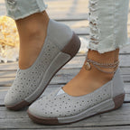 Damen Bequeme Slip-On Schuhe mit floraler Cut-Out-Optik R&B