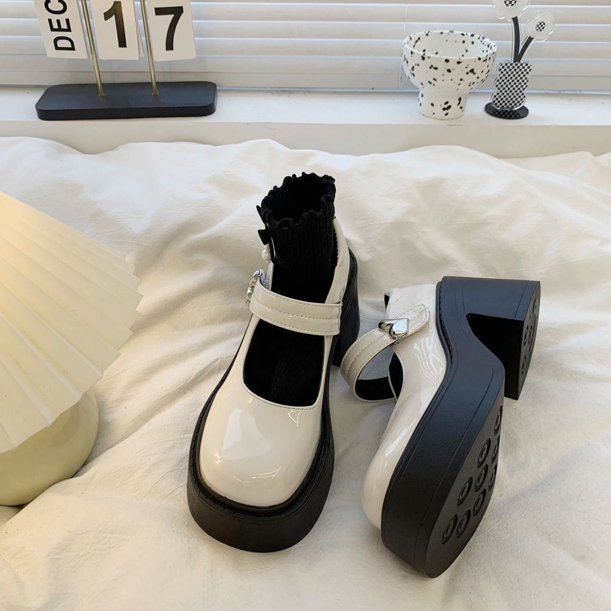 Damen Modische Plateau Schuhe mit Herzschnalle und glänzender Oberfläche