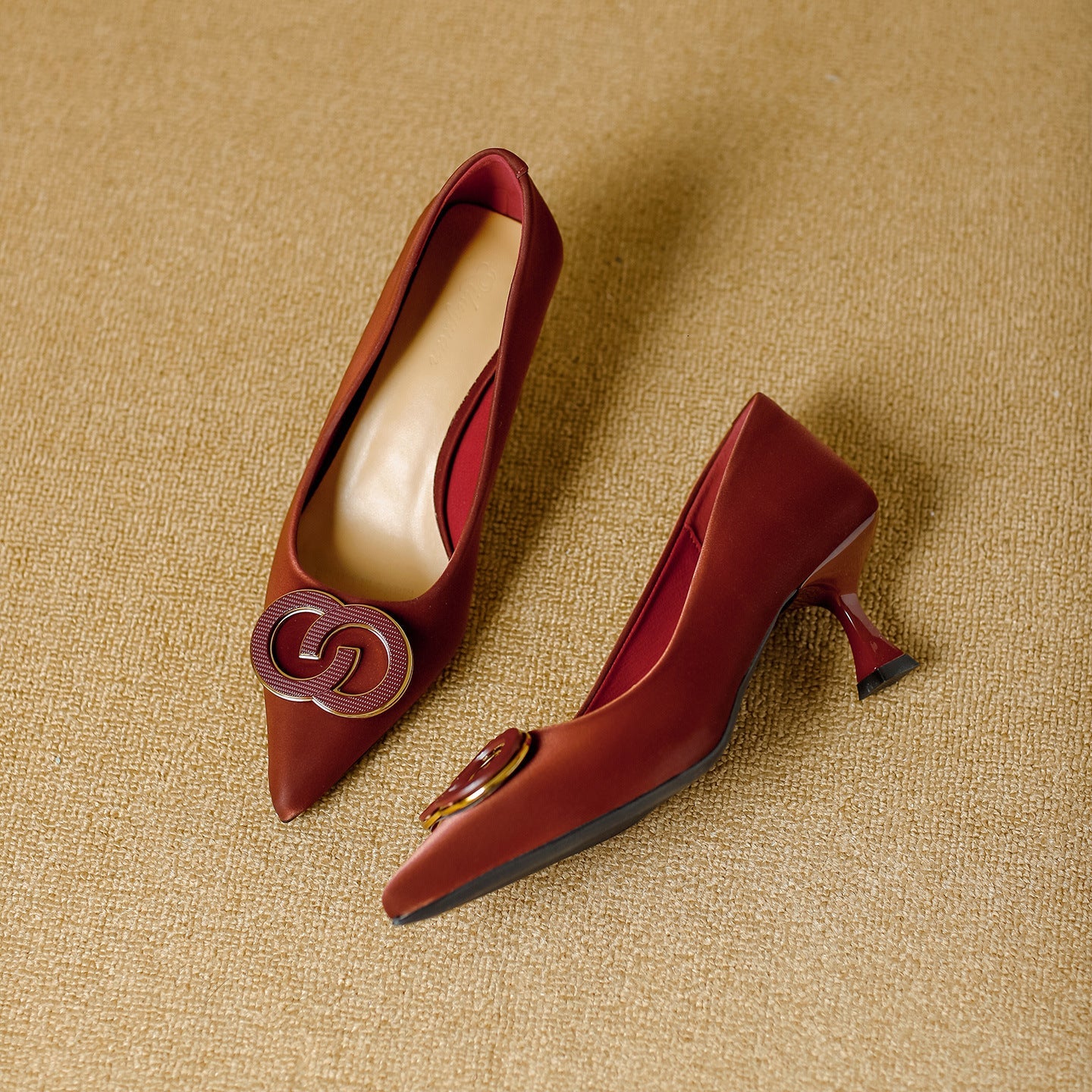 Damen elegante spitze Pumps mit modischem Design und prächtigen Schmuckdetails