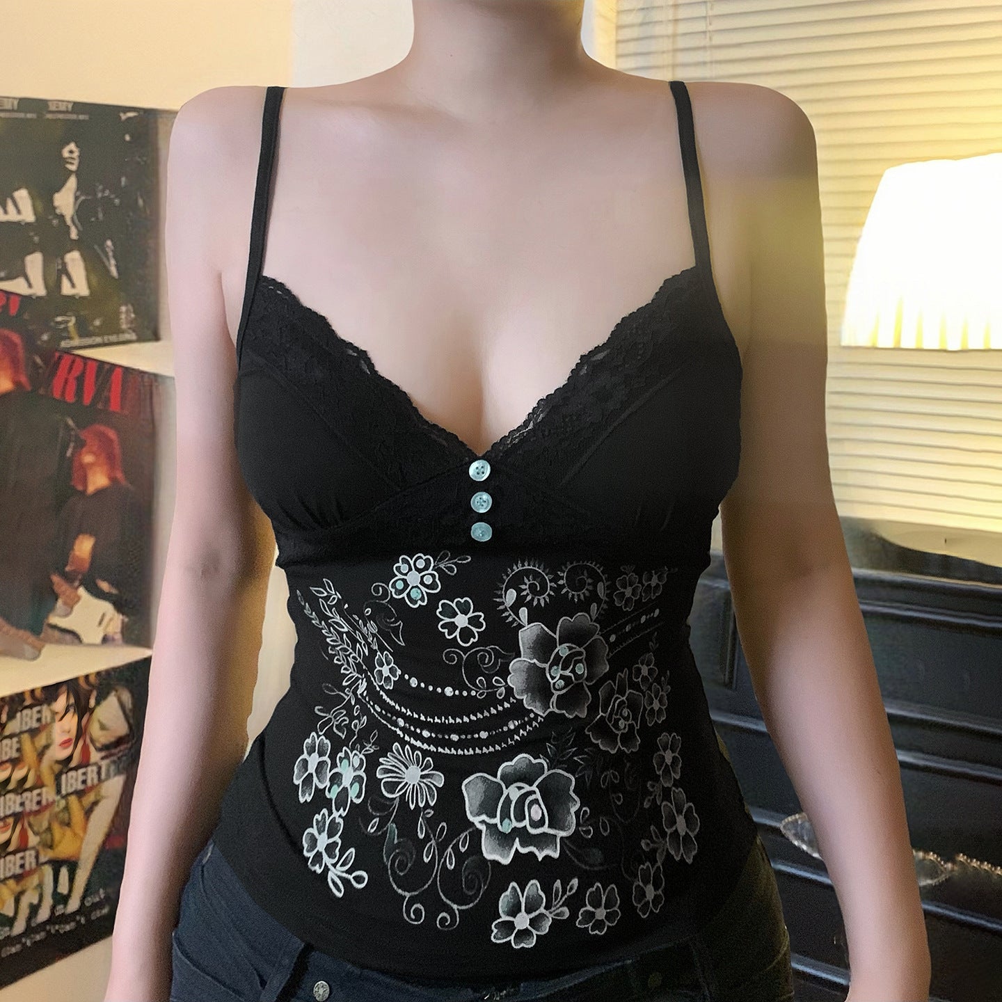 Damen Spitzentop mit floralem Design und dekorativen Knöpfen R&B
