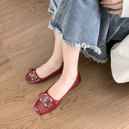 Damen elegante Ballerinas mit glattem Lackfinish und auffälligem Logo R&B