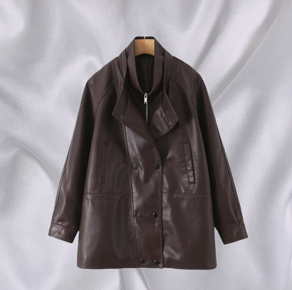 Damen Kunstlederjacke mit breitem Revers und praktischen Taschen R&B