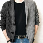 Herren Strickjacke mit modernem Strukturmuster und großen Knöpfen