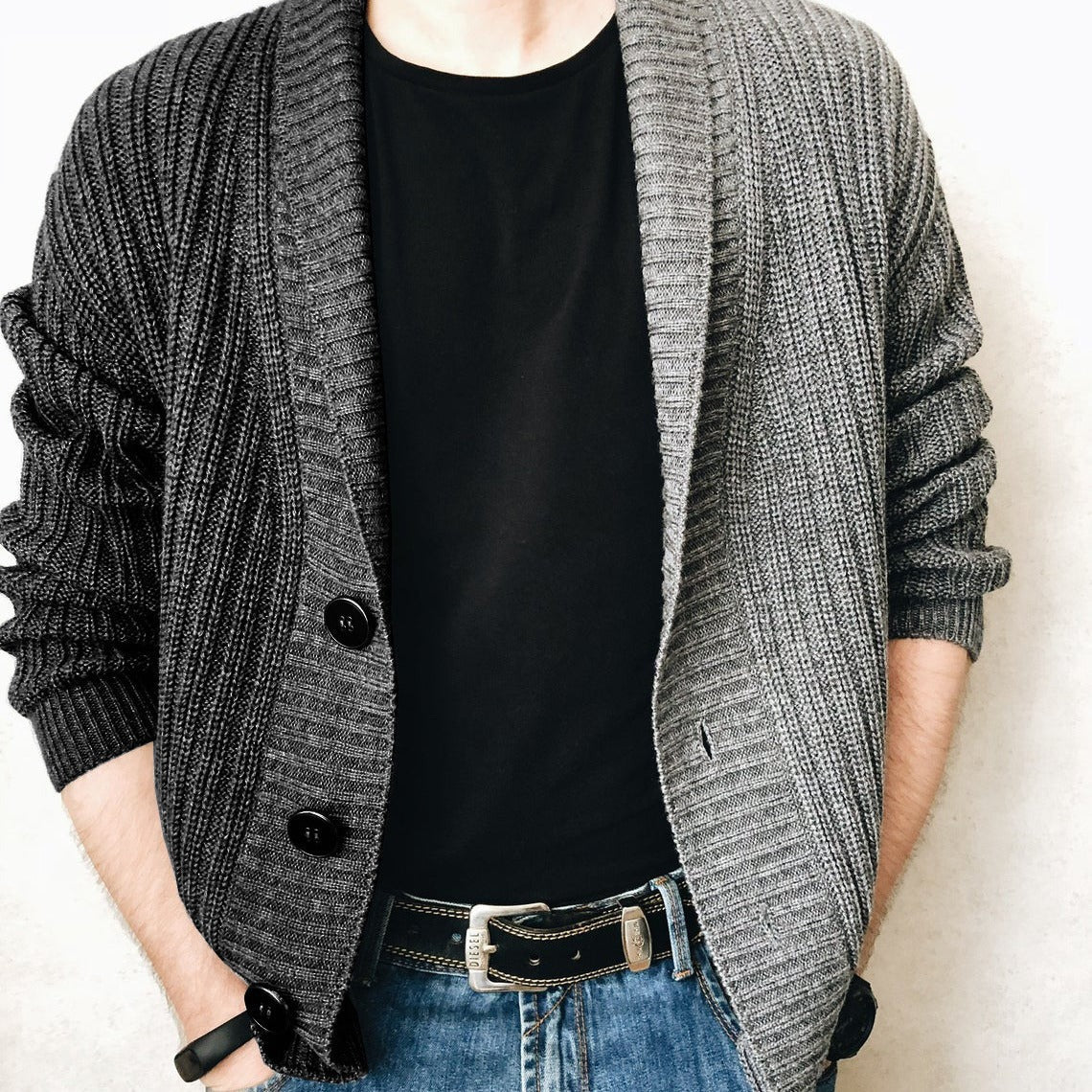 Herren Strickjacke mit modernem Strukturmuster und großen Knöpfen