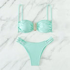 Damen Bikini-Set mit modernen Rüschendetails und elegantem goldenen Akzent