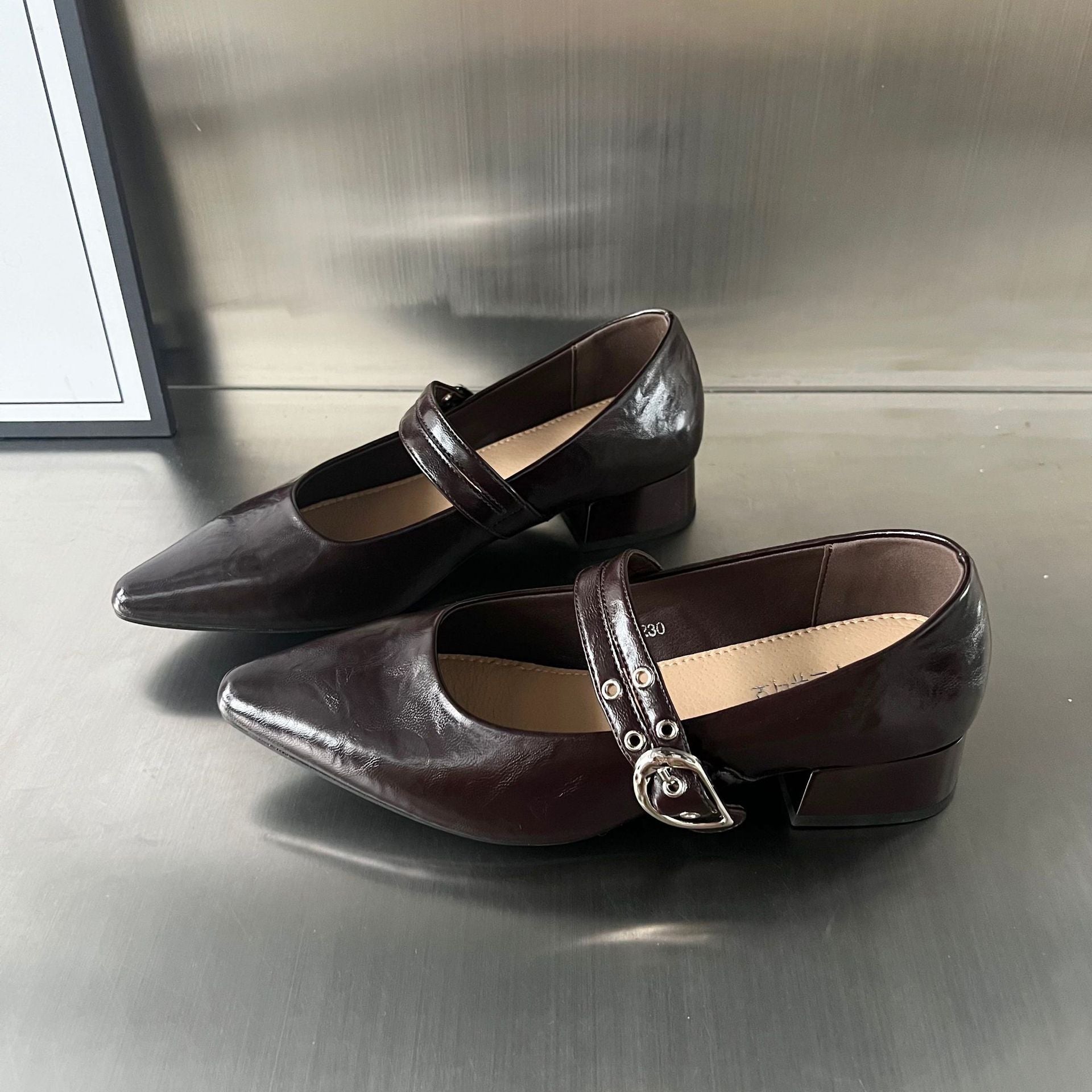 Damen elegante Pumps mit modischem Riemendesign R&B