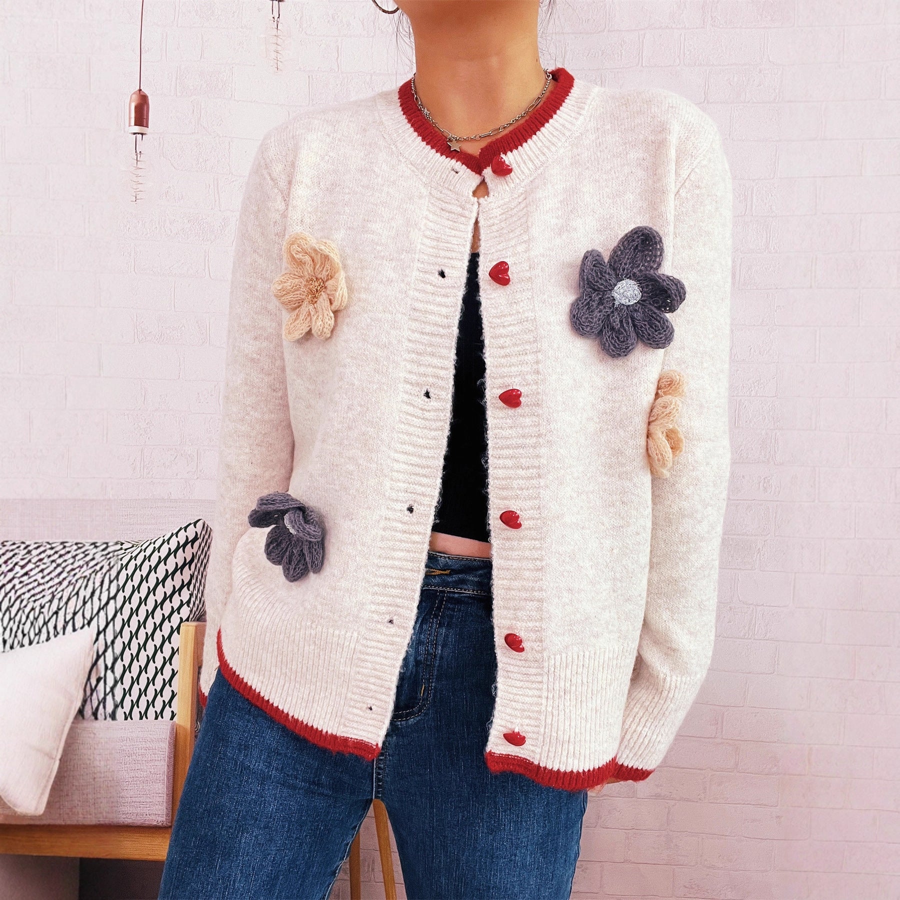 Damen Strickjacke mit floralem Design und dekorativen Herzknöpfen R&B