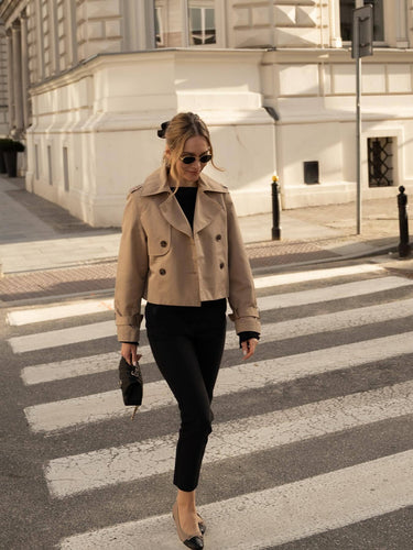 Damen cropped Trenchjacke mit doppelter Knopfleiste und verstellbaren Ärmeln R&B