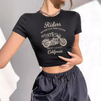 Damen Crop-T-Shirt mit individuellem Motorradmotiv und elegantem Schriftzug R&B
