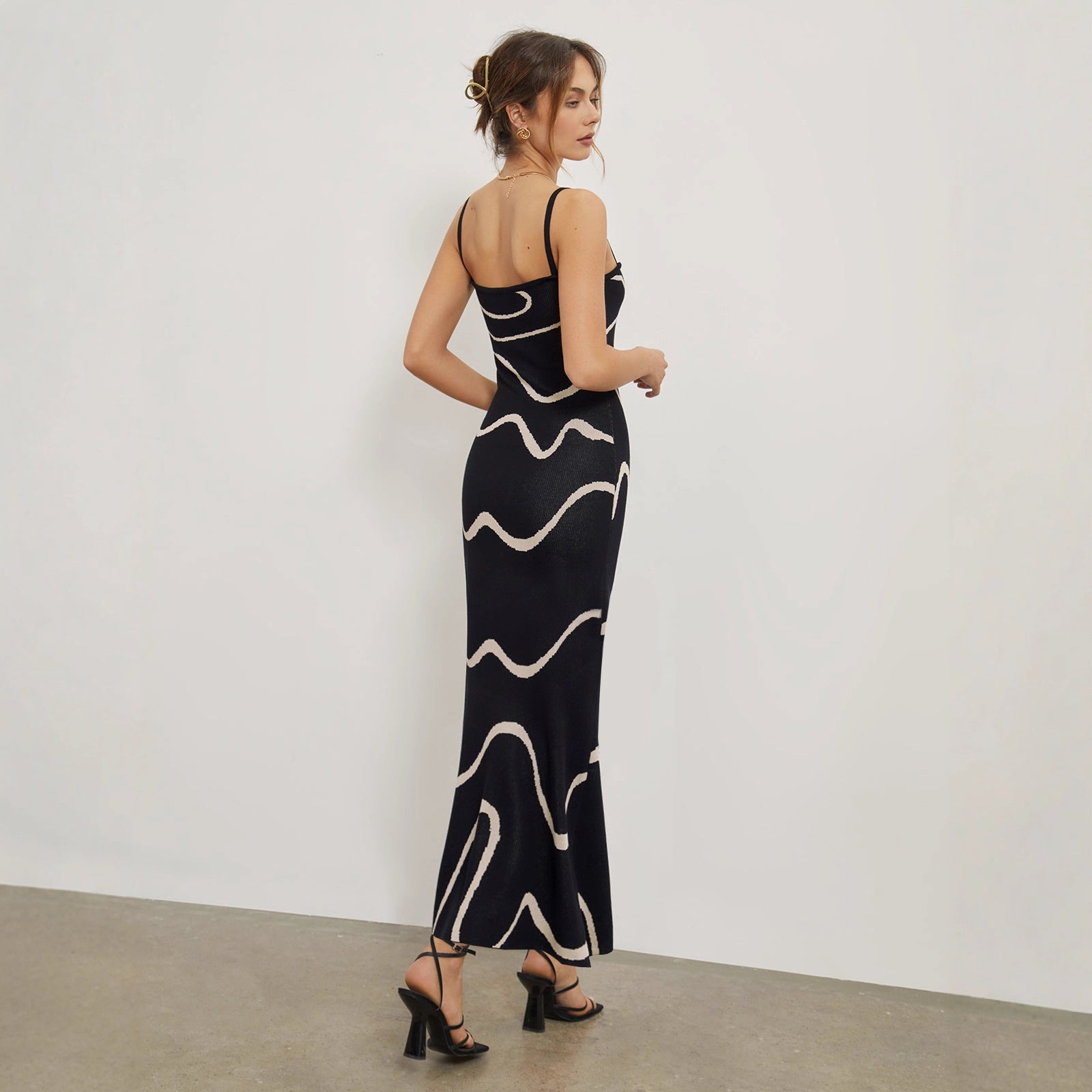 Damen Maxikleid mit modernem Wellenmuster und feinen Spaghettiträgern R&B