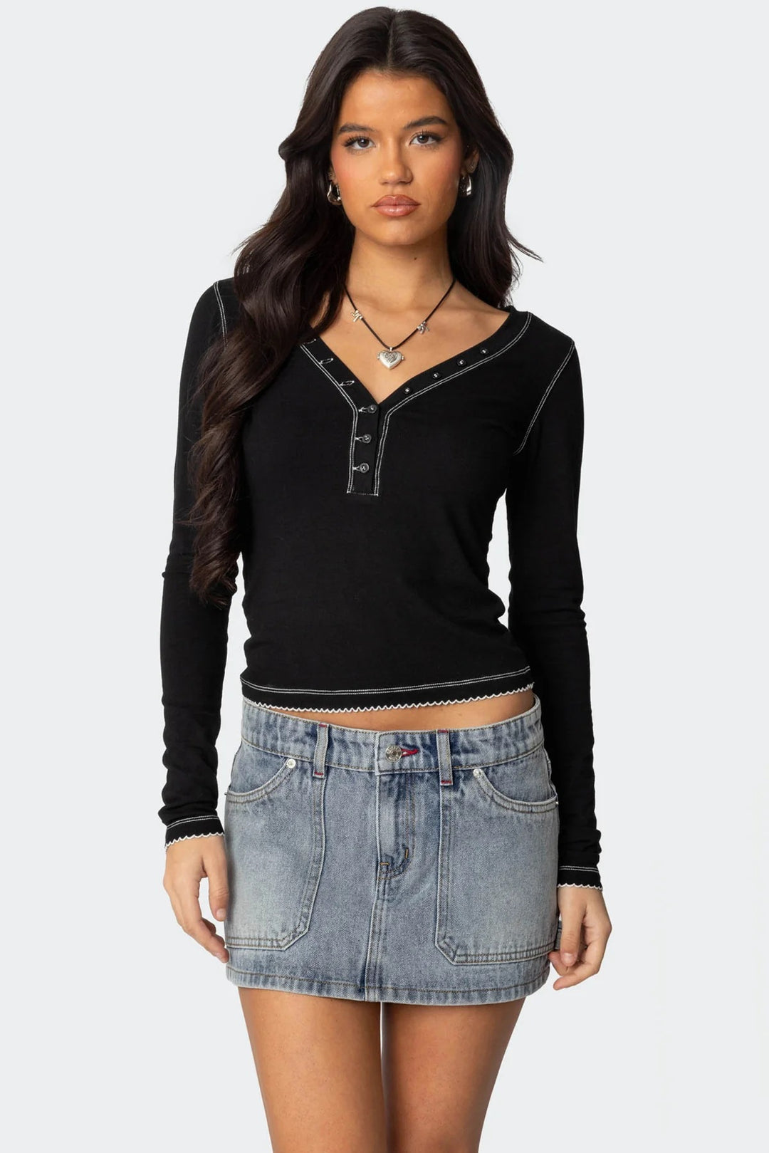 Damen Langarmshirt mit V-Ausschnitt und dekorativen Knöpfen R&B