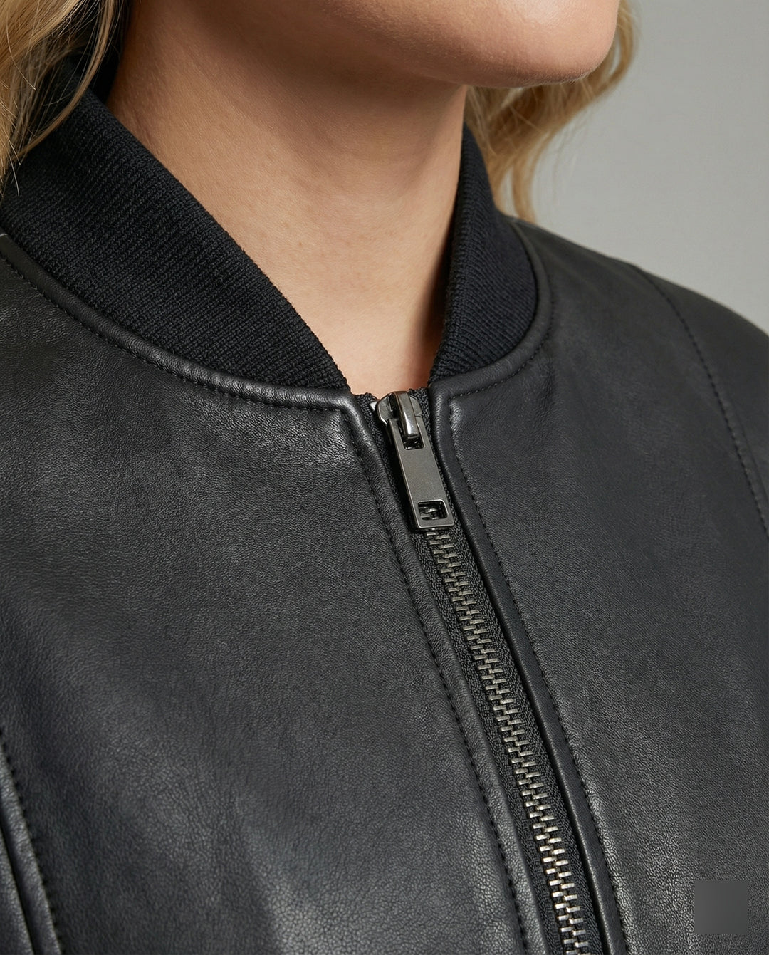 Damen oversized Lederimitat-Überjacke mit kurzem Stehkragen, verdecktem Reißverschluss und markanten Längsnähten R&B