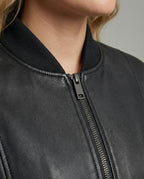Damen oversized Lederimitat-Überjacke mit kurzem Stehkragen, verdecktem Reißverschluss und markanten Längsnähten R&B