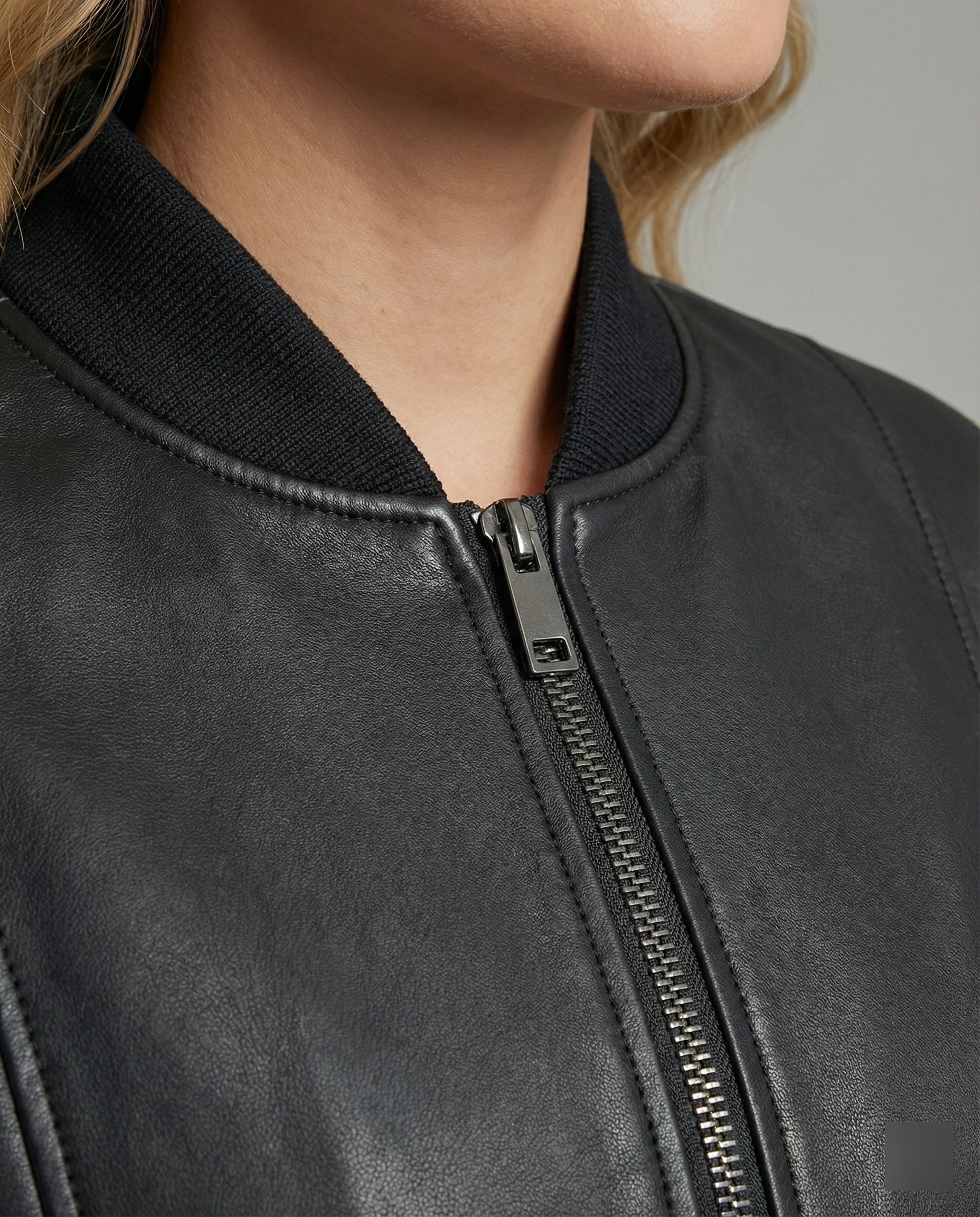 Damen oversized Lederimitat-Überjacke mit kurzem Stehkragen, verdecktem Reißverschluss und markanten Längsnähten R&B