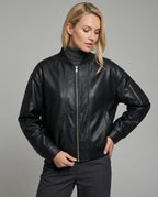 Damen oversized Lederimitat-Überjacke mit kurzem Stehkragen, verdecktem Reißverschluss und markanten Längsnähten R&B