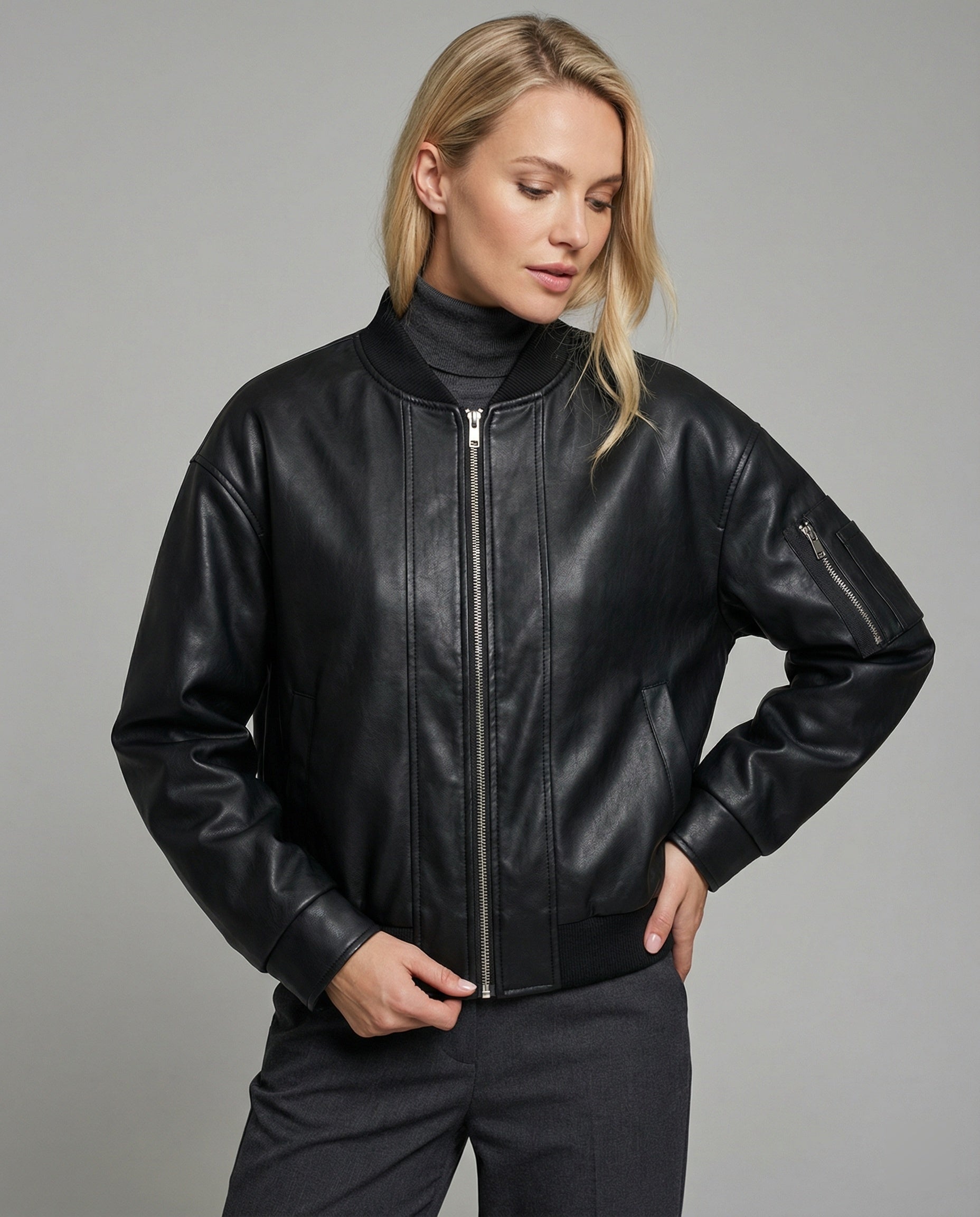 Damen oversized Lederimitat-Überjacke mit kurzem Stehkragen, verdecktem Reißverschluss und markanten Längsnähten R&B