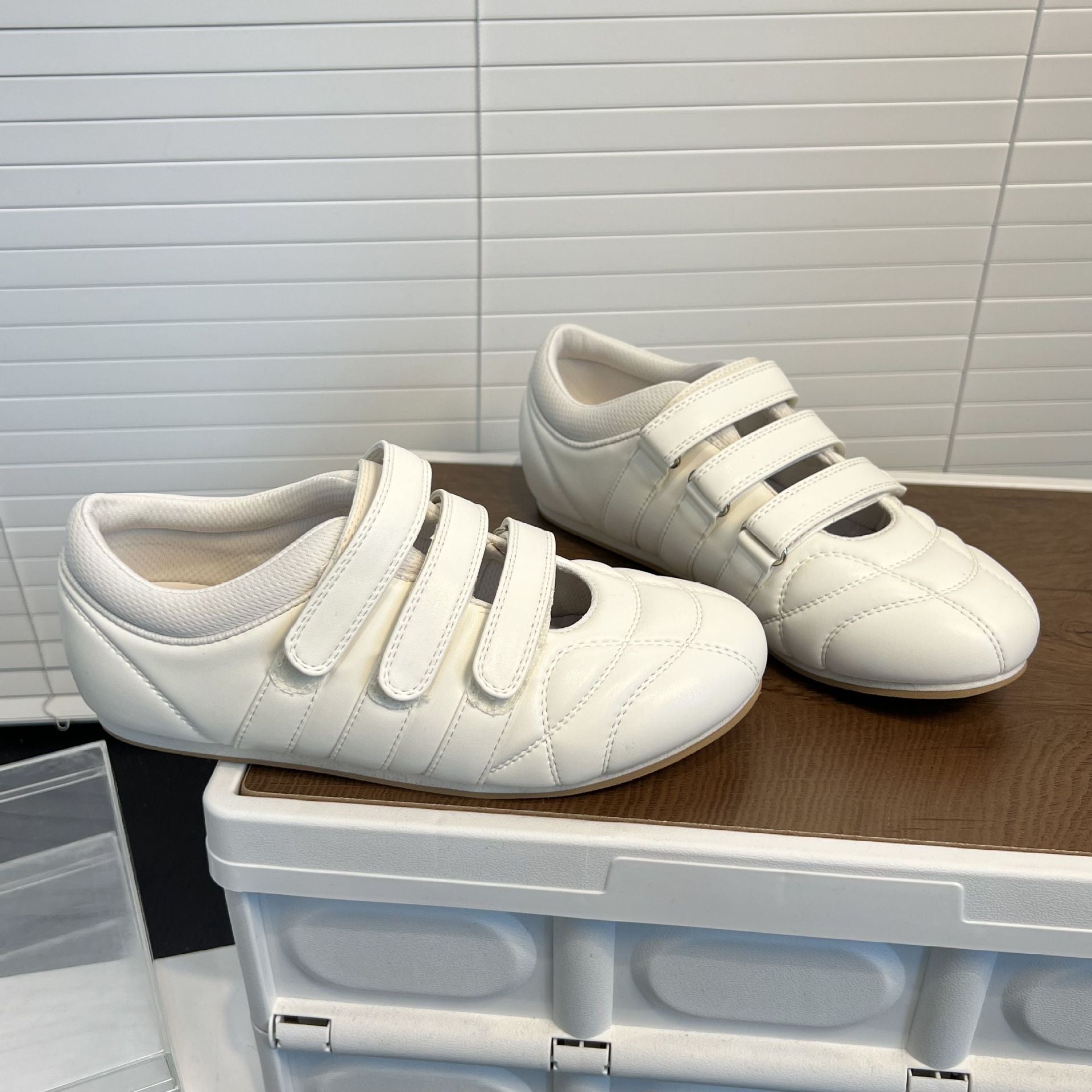 Damen Komfortable und atmungsaktive Sneakers mit verstellbarem Klettverschluss R&B